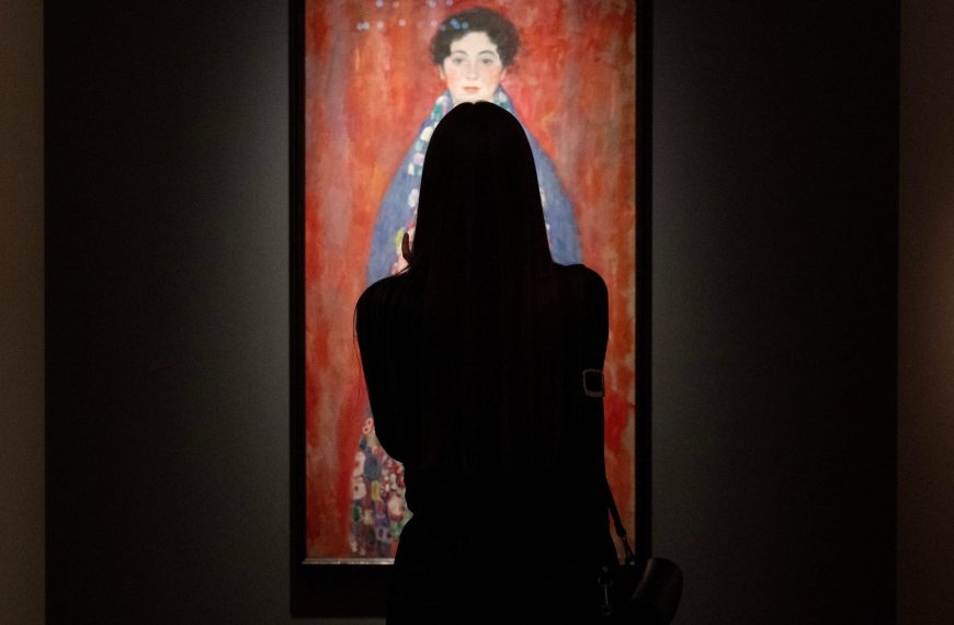 Woman With Her Back to the Viewer in Gallery Photos Speaks Out