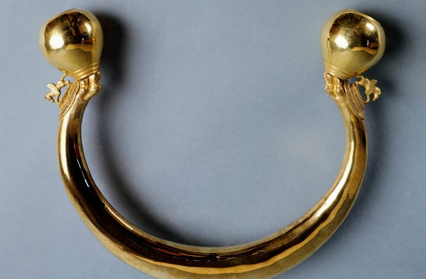 Man Arrested in Broad Daylight Theft of 2,500-Year-Old Gold Torque From French Museum